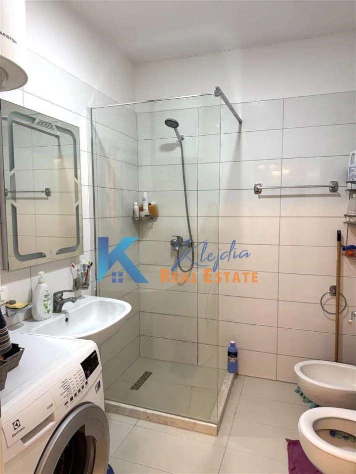 Tirane, jap me qera apartament 1+1+Ballkon Kati 3, 60 m² 600 € (Kompleksi Kontakt, 21 Dhjetori)