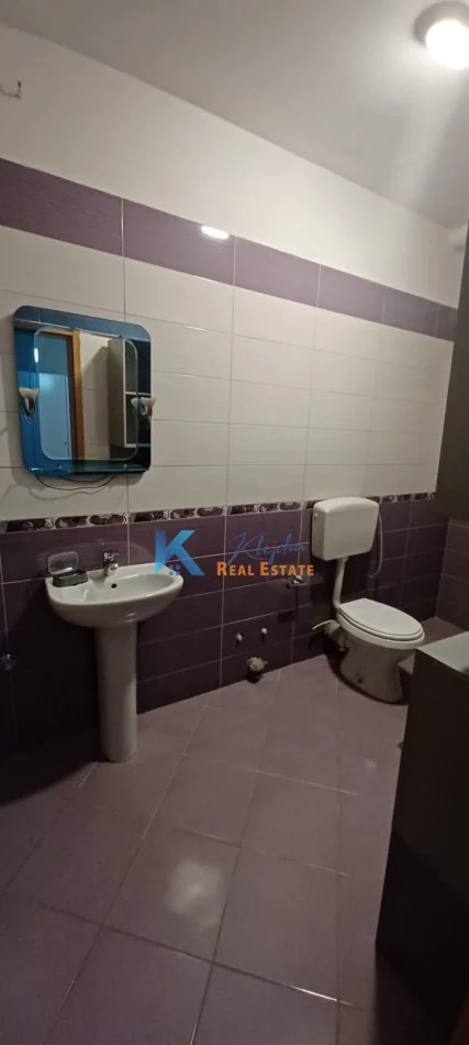 Tirane, jap me qera apartament 2+1 Kati 1, 85 m² (Afer Shkolles se Kuqe, Rruga Qemal Stafa)