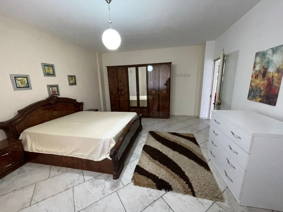 Tirane, jepet me qera apartament 2+1 Kati 1, 140 m² 600 € (Pazari i Ri)