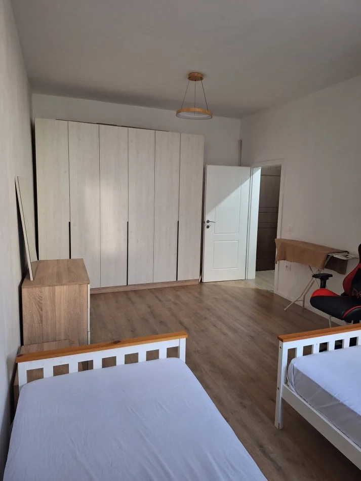 Tirane, jepet me qera apartament 1+1 Kati 2, 75 m² 50.000Leke (Rruga e Barrikadave)