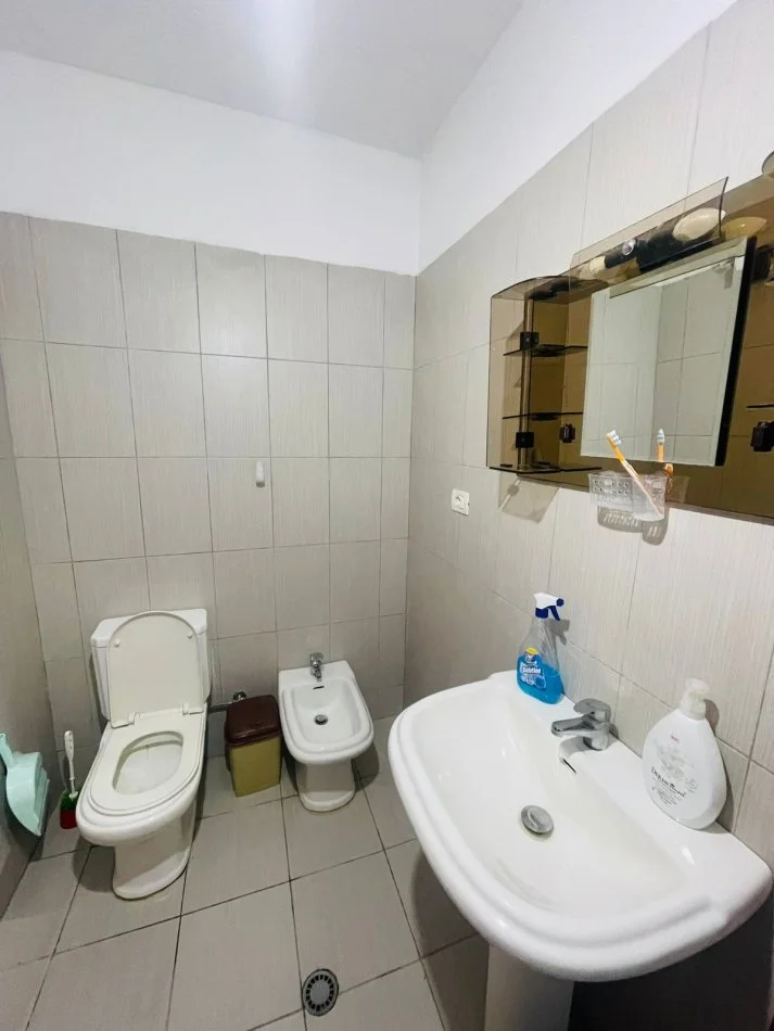Tirane, jepet me qera apartament 1+1 Kati 9, 80 m² 400 € (Yzberisht)