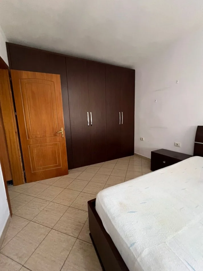 Tirane, jepet me qera apartament 1+1 Kati 5, 65 m² 360 € (Xhamlliku)