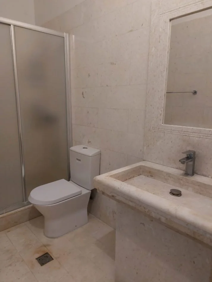 Tirane, jepet me qera apartament 3+1 Kati 1, 100 m² 700 € (Pazari i Ri)