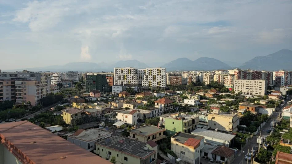 Tirane, jepet me qera apartament 2+1 Kati 11, 300 m² 1.500 € (Yzberisht)