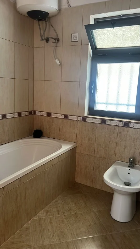 Tirane, jepet me qera apartament 1+1 Kati 1, 60 m² 300 € (Nënstacioni Elektrik)
