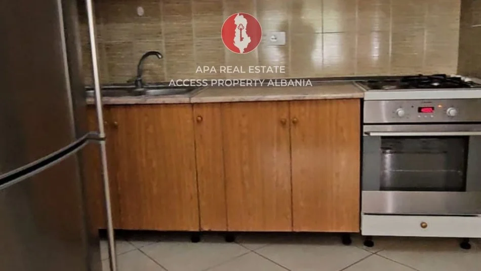 Tirane, jepet me qera apartament 1+1+Ballkon Kati 4, 390 € (KMZ Pallatet Cabej)