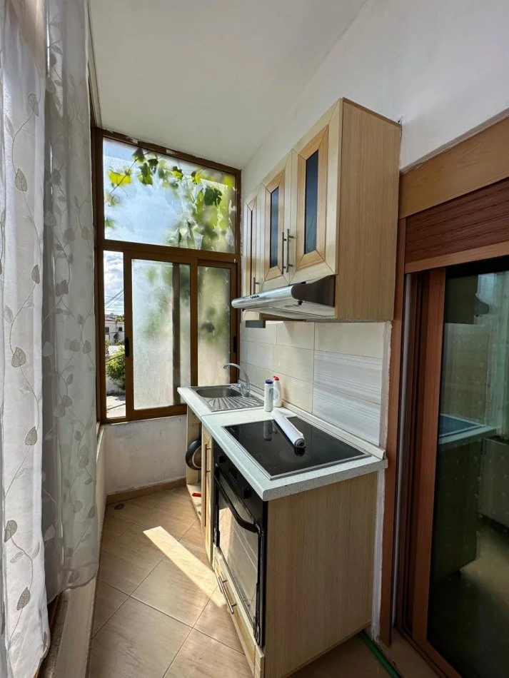 Tirane, jepet me qera apartament 2+1 Kati 2, 100 m² 450 € (Kinostudio)