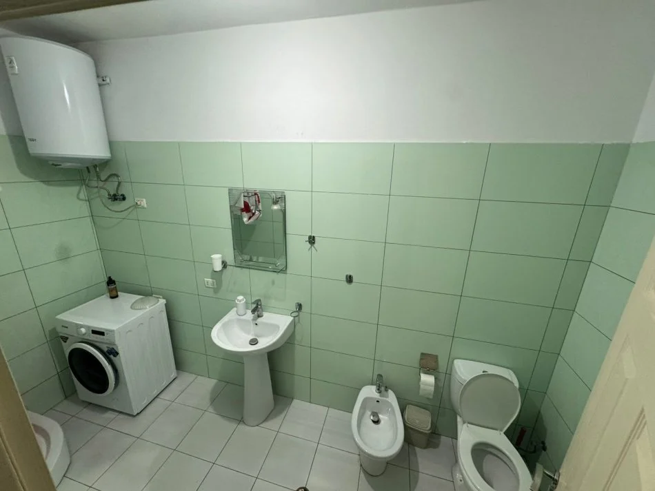 Tirane, jepet me qera apartament 1+1 , 115 m² 450 € (Yzberisht)