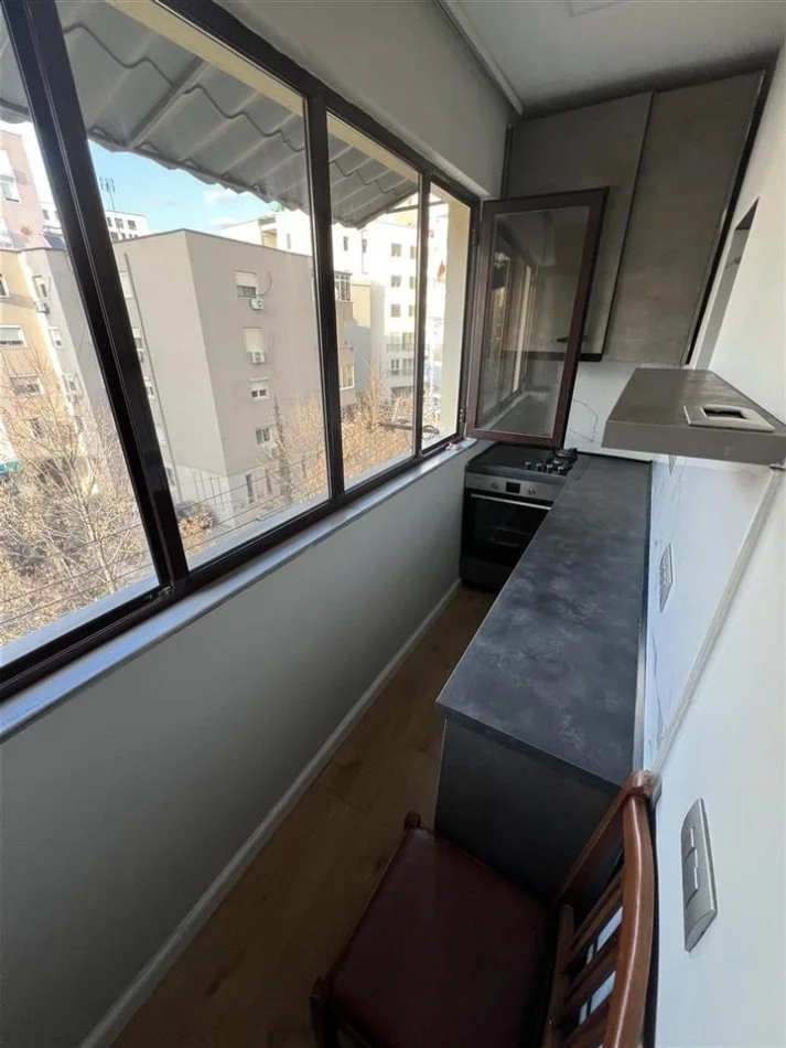 Tirane, jap me qera apartament 1+1+Ballkon Kati 4, 67 m² (21 Dhjetori, afer shkolles Naim Frasheri)