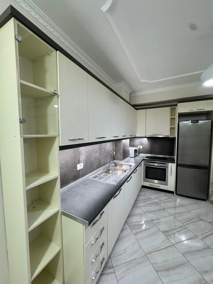 Tirane, jepet me qera apartament 1+1+Ballkon Kati 6, 65 m² 600 € (Komuna e Parisit, rruga Ibrahim Dervishi)