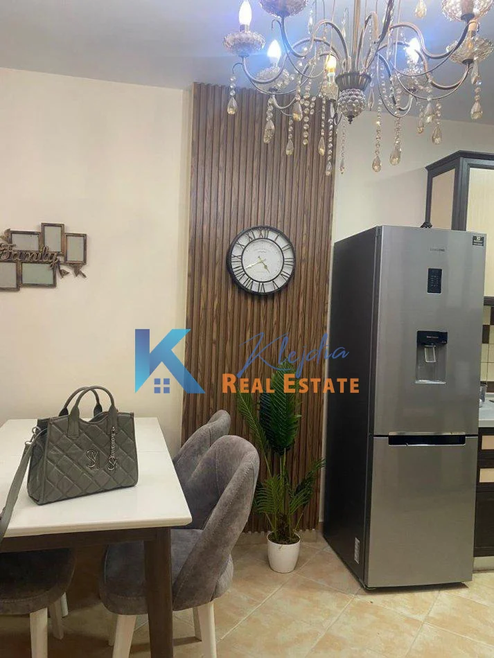 Shqiperi, jap me qera apartament 1+1+Ballkon Kati 2, 65 m² (Mbikalimi i Komunes se Parisit, afer hotel Queen)