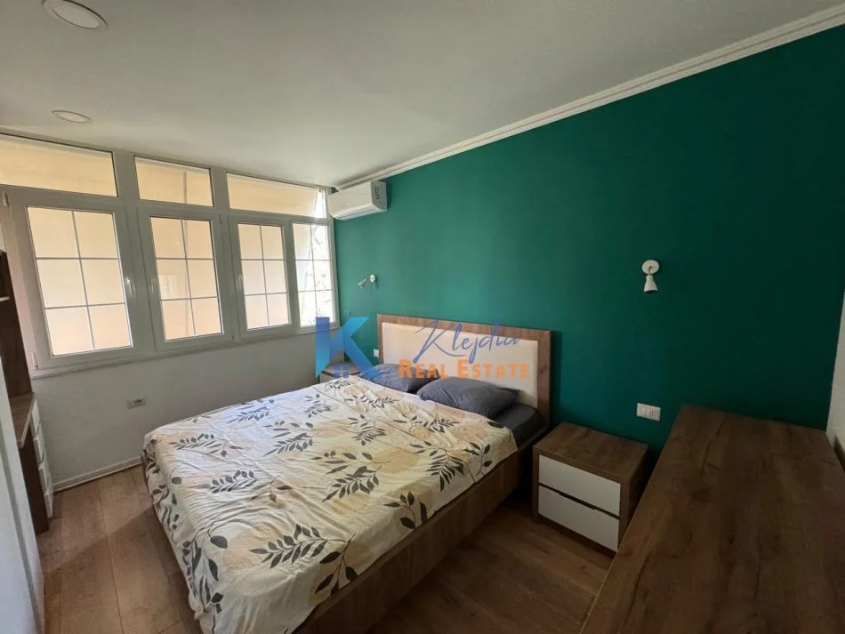 Tirane, jap me qera apartament 1+1+Ballkon Kati 4, 61 m² (Kryqezimi i 21 Dhjetorit)
