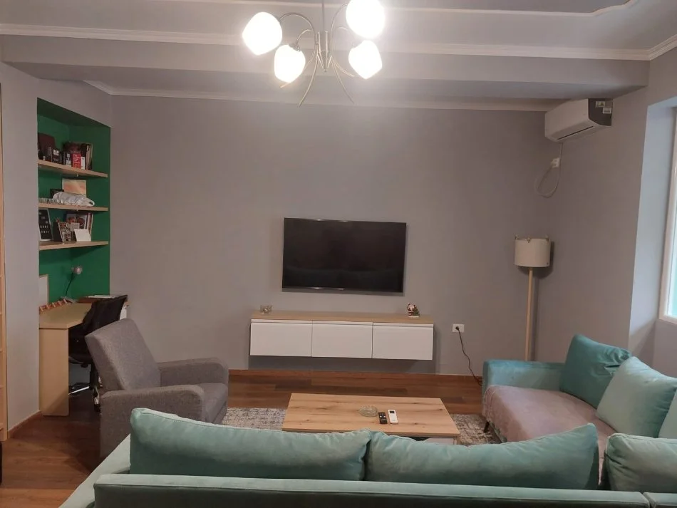 Shqiperi, jepet me qera apartament 3+1 Kati 1, 160 m² 1.200 € (Rruga e Elbasanit)
