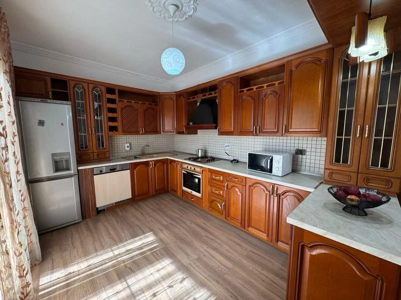 Tirane, jepet me qera apartament 3+1 Kati 2, 120 m² 500 € (Sauku i Ri)