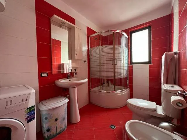 Tirane, jepet me qera apartament 1+1 Kati 5, 67 m² 450 € (Xhamlliku)