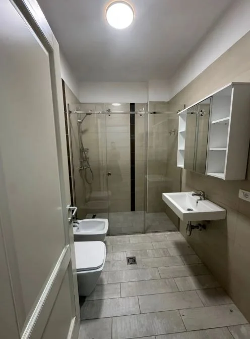 Tirane, jepet me qera apartament 1+1 Kati 4, 120 m² 800 € (Delijorgji)