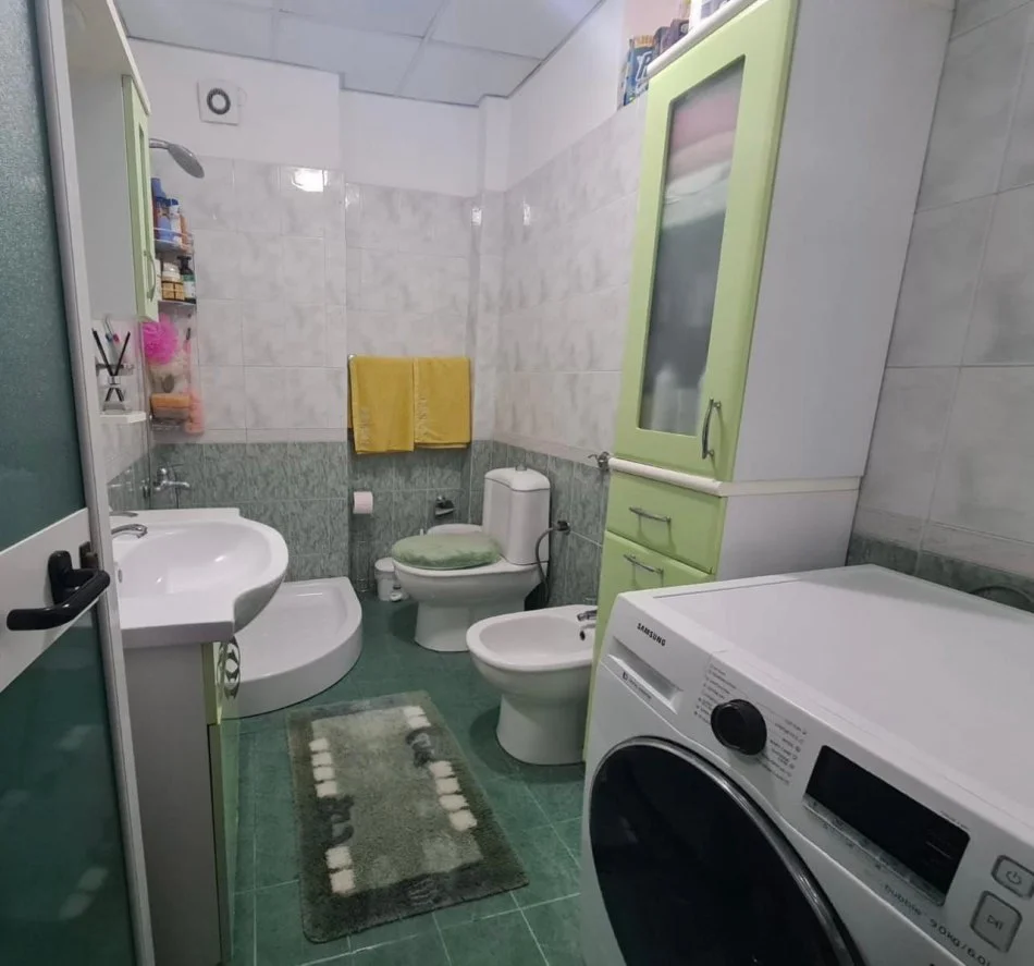 Tirane, jepet me qera apartament 1+1 Kati 5, 70 m² 550 € (Xhamllik)