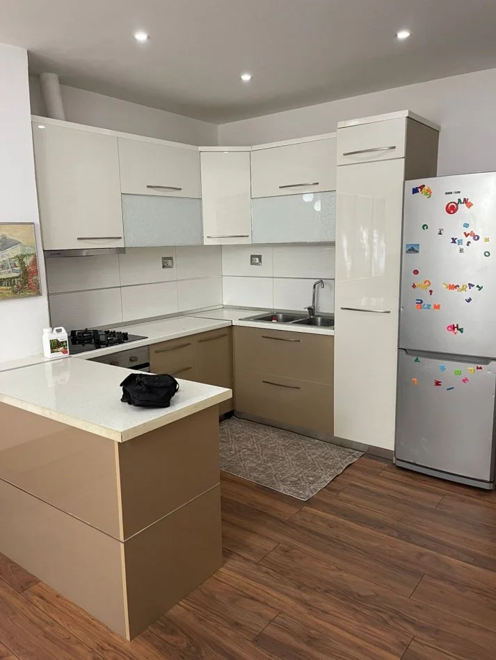 Tirane, jepet me qera apartament 2+1+Ballkon Kati 2, 85 m² 500 € (Komuna e Parisit, rruga Bill Klinton)
