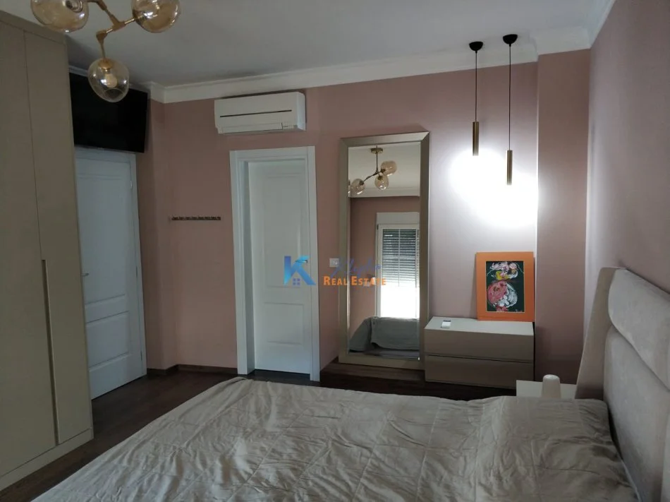Tirane, jap me qera apartament 2+1+Ballkon Kati 5, 110 m² 1.100 € (Rruga e Kavajës/Myslym Shyri (Ismail Alla))