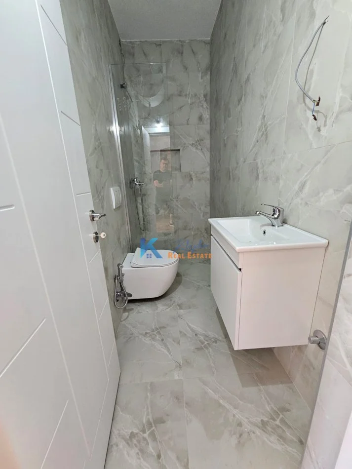 Tirane, shitet apartament 1+1+Ballkon Kati 5, 49 m² 133.000 € (Rruga e Kavajes, afer Xhamise)