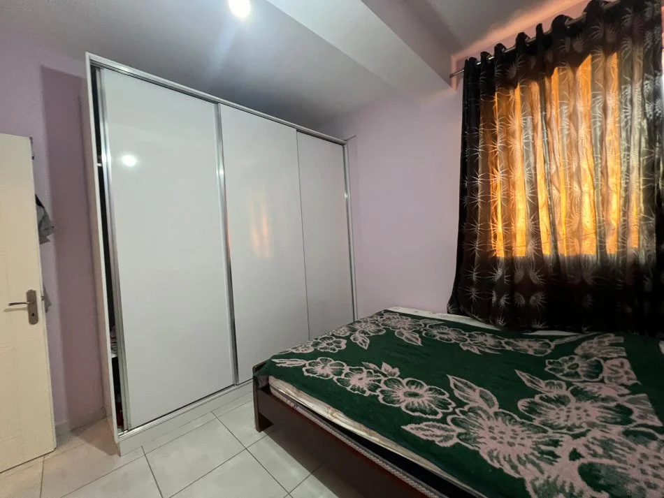 Tirane, jepet me qera apartament 2+1+Ballkon Kati 4, 78 m² 400 € (restorant fresku)