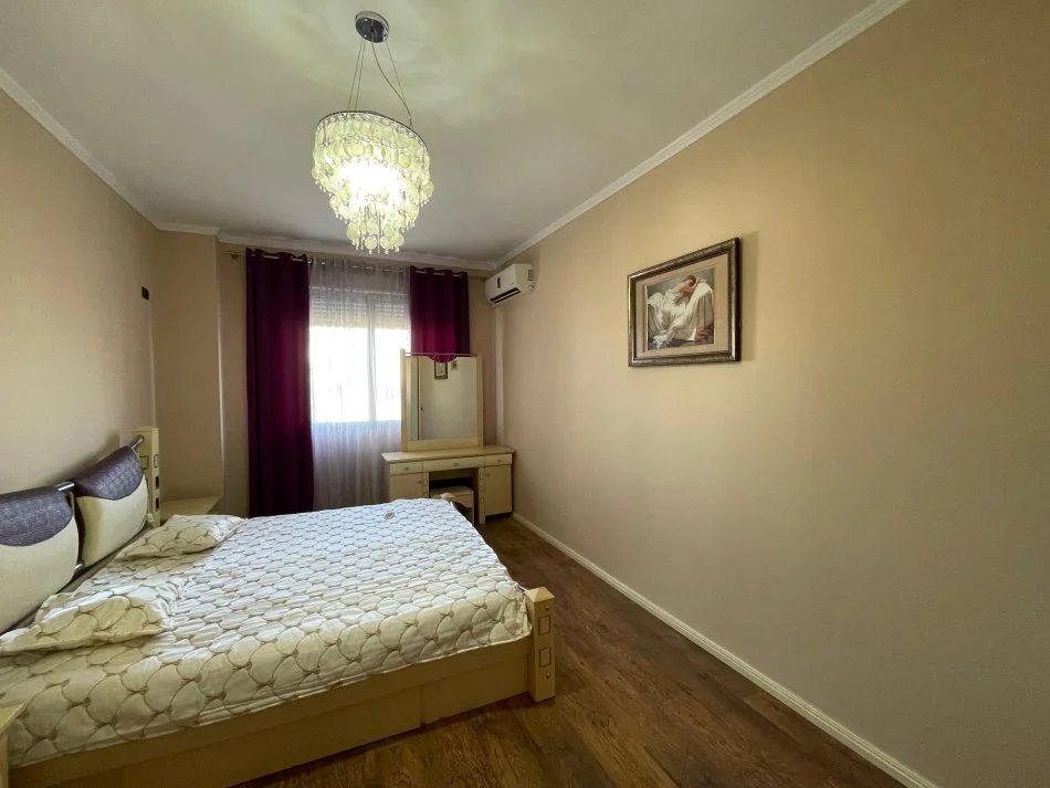 Tirane, jepet me qera apartament 2+1 Kati 2, 100 m² 420 € 