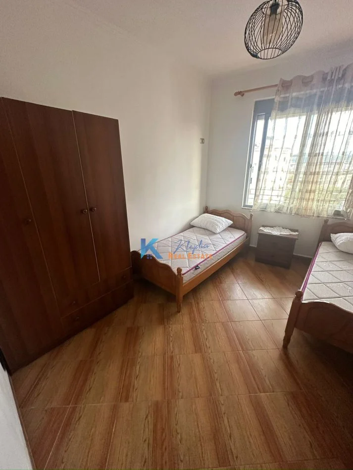 Tirane, jap me qera apartament 2+1+Ballkon Kati 5, 102 m² (mbi Maternitetin e Ri, prane Pasticeri Tito)