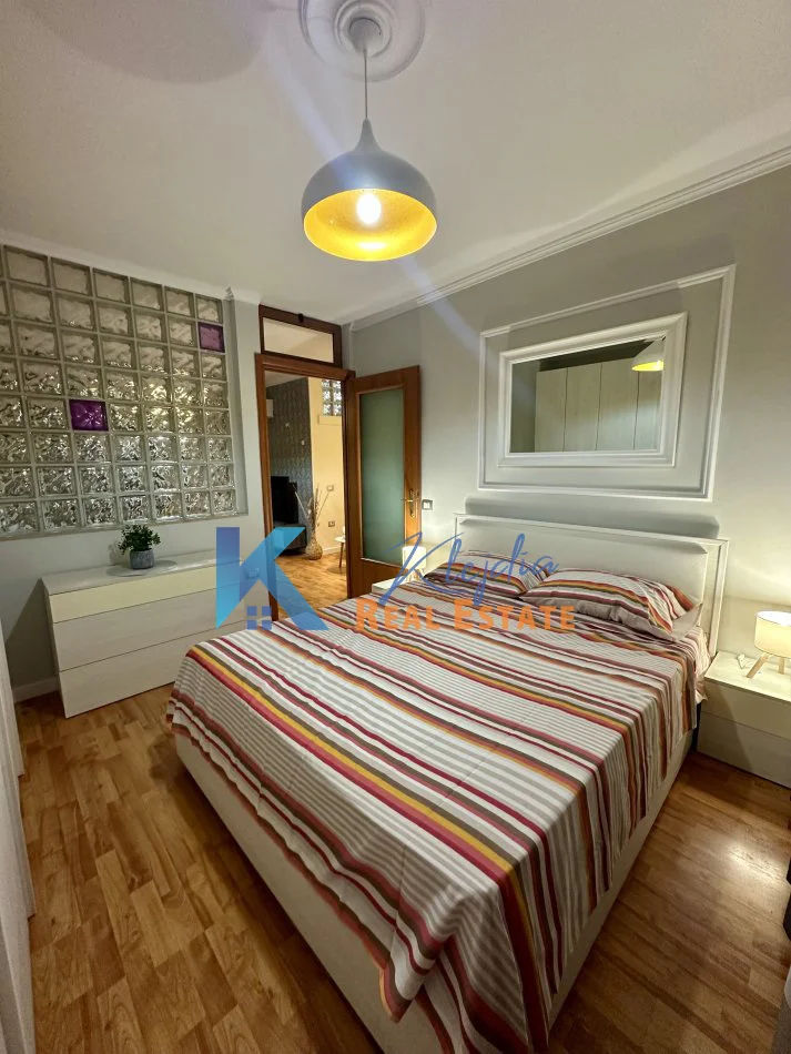 Tirane, jap me qera apartament 1+1+Ballkon Kati 5, 70 m² 670 € (Bllok, prane Fakultetit Juridik)