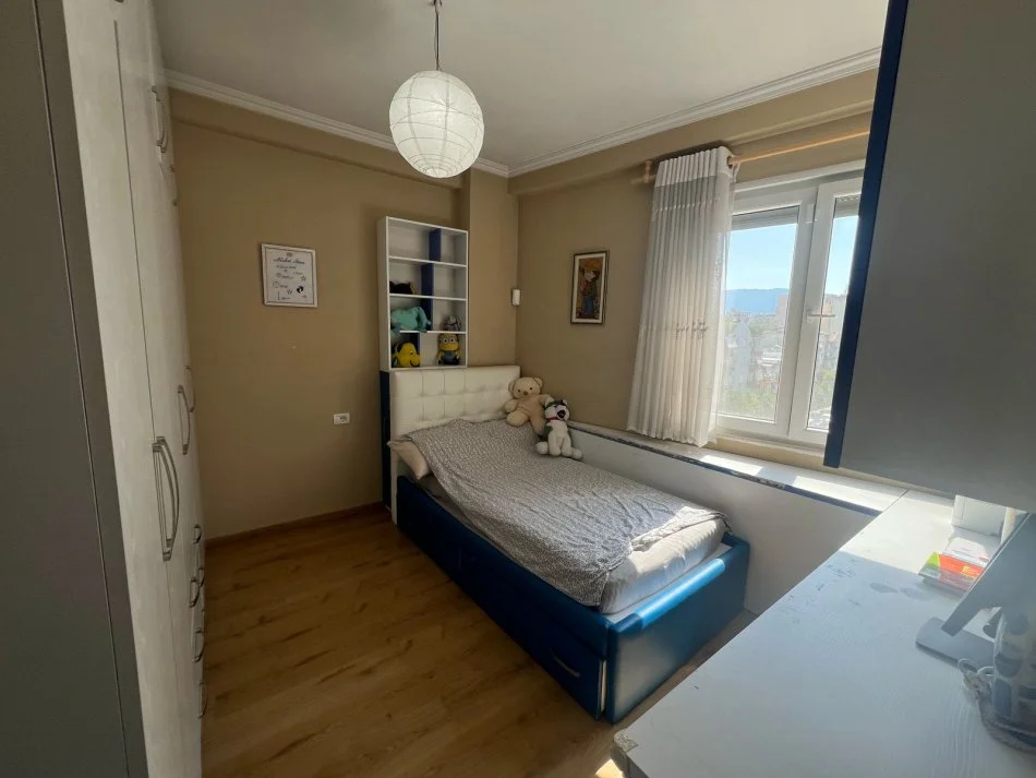 Tirane, jap me qera apartament 2+1+Ballkon Kati 4, 95 m² 1.000 € (Kompleksi Kika 2)