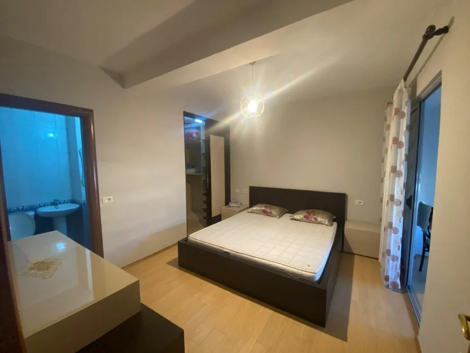 Tirane, jepet me qera apartament 2+1+Ballkon Kati 6, 100 m² 700 € (Pallati me Shigjeta, prane Karburant Kastrati)