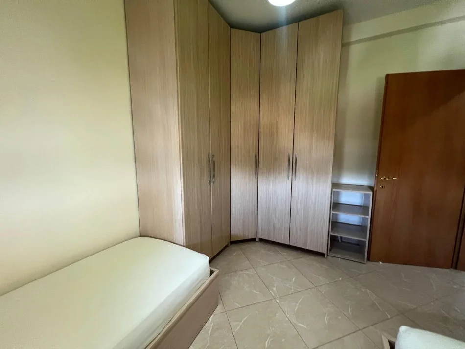 Tirane, jepet me qera apartament 1+1+Ballkon Kati 5, 70 m² 550 € (rruga e kavajes)