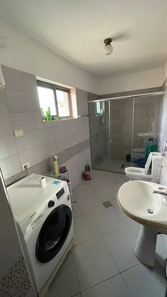 Tirane, jepet me qera apartament 2+1 Kati 1, 100 m² 300 € (Rruga Genc Ndreu, prane Univers City)