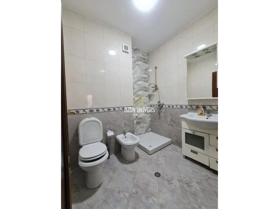 Tirane, jepet me qera apartament 3+1 Kati 4, 143 m² 850 € (Rruga Reshit Petrela)
