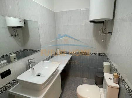 Tirane, jepet me qera ambjent biznesi Kati 4, 70 m² 700 € 