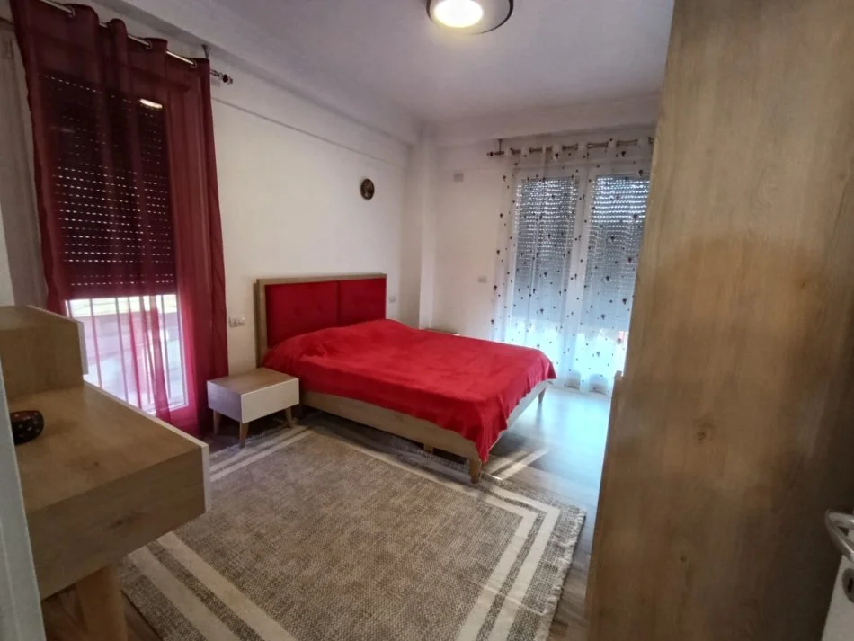 Tirane, jap me qera apartament 2+1+Ballkon Kati 2, 75 m² 700 € (21 Dhjetori, afer hotel Mondial)