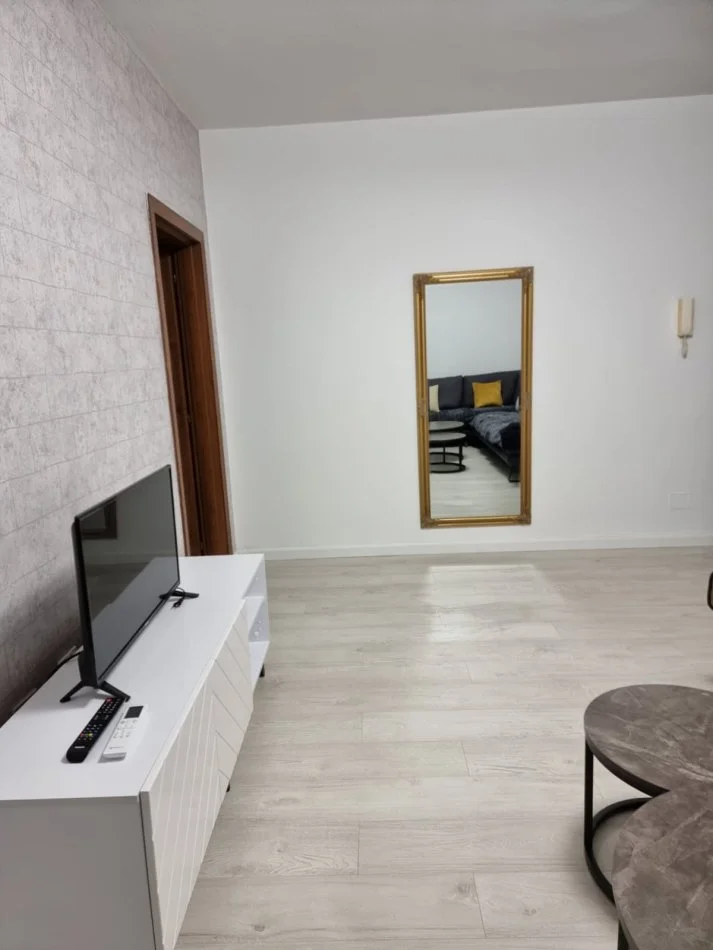 Tirane, jepet me qera apartament 1+1 , 70 m² 650 € 