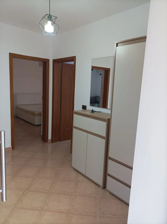 Tirane, jepet me qera apartament 2+1+Ballkon Kati 3, 85 m² 500 € (Stacioni Trenit)