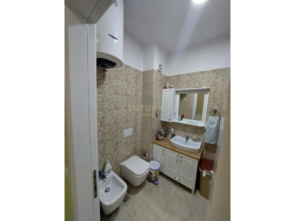 Tirane, shitet apartament 2+1 Kati 3, 79 m² 139.000 € (Prane Komisariatit te Policise Rrugore)