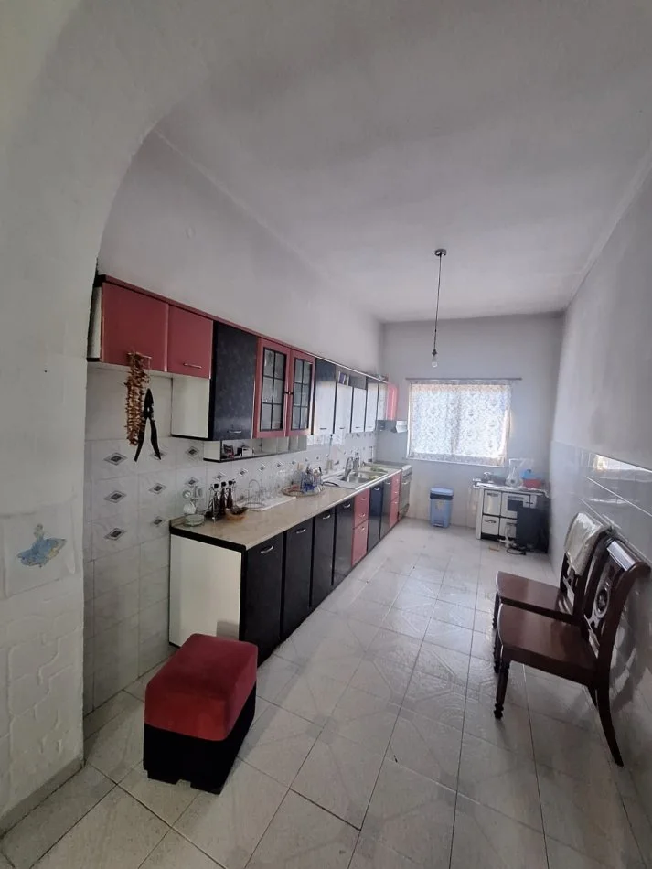 Tirane, jepet me qera apartament 1+1+Aneks Kati 1, 100 m² 400 € (Rr Vaid Kormaku, kodra e Priftit)