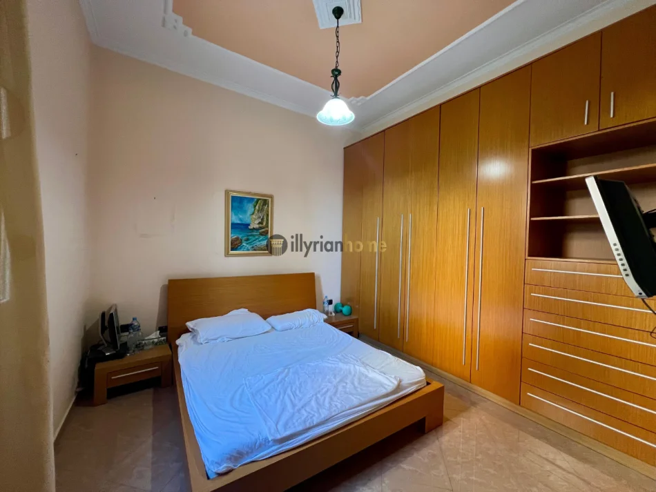 Vlore, shitet Vile 3-katëshe , 291 m² 650.000 € (pranë Lungomare)