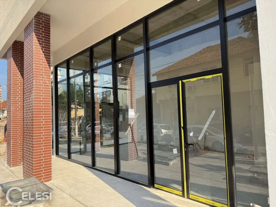 Tirane, jepet me qera dyqan Kati 0, 50 m² 1.000 € (PAZARI I RI)