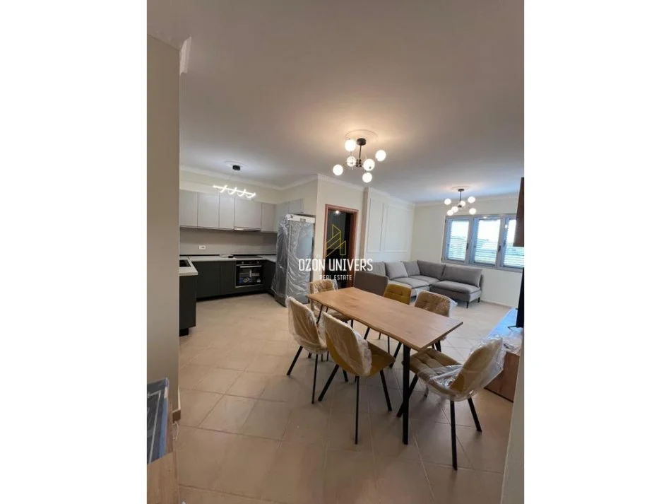 Tirane, jepet me qera apartament 3+1 Kati 5, 90 m² 550 € (fresku)