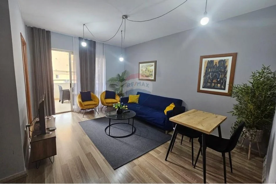 Tirane, jepet me qera apartament 1+1 Kati 4, 65 m² 700 € (Pazari i Ri)