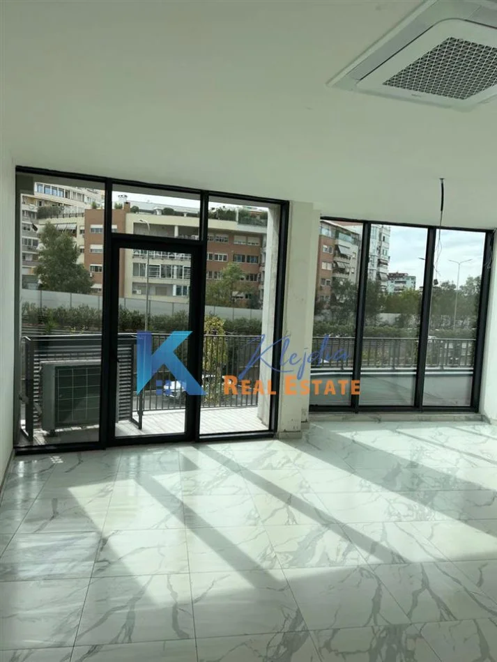 Tirane, jap me qera zyre Kati 1, 63 m² 1000 € (Liqeni Artificial/Lake View Residence)