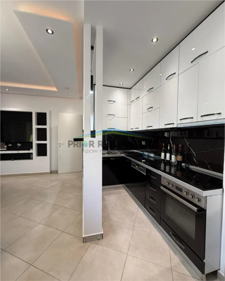 Tirane, jepet me qera apartament 2+1+2+Garazh Kati 2, 110 m² 800 € (Liqeni i thate)