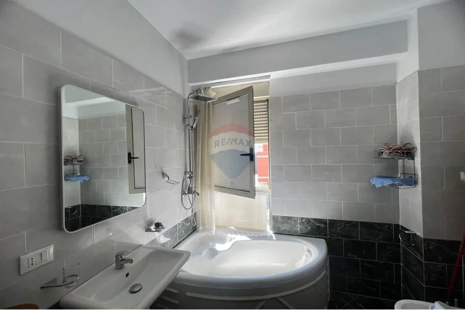 Tirane, jepet me qera apartament 2+1+Ballkon Kati 5, 90 m² 700 € (Kompleksi Delijorgji)