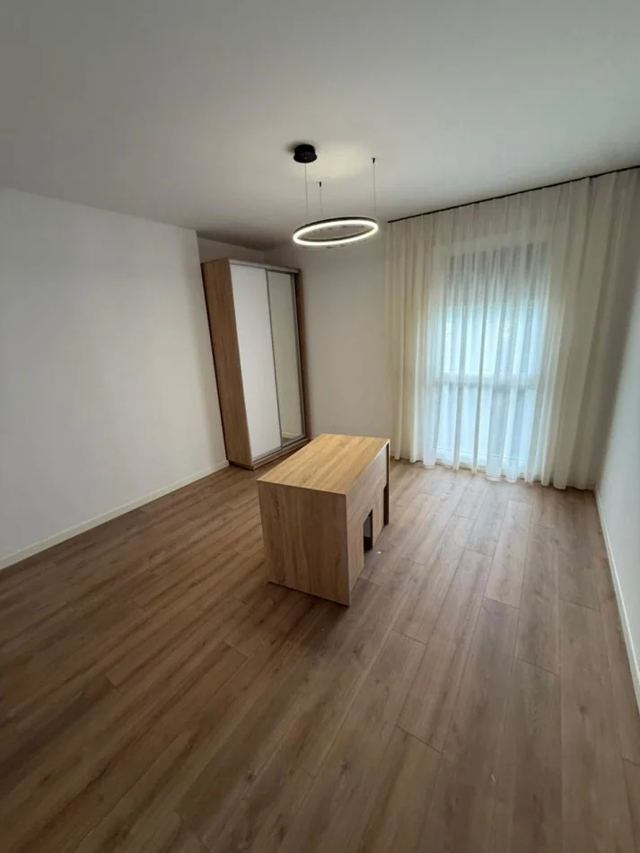 Tirane, jepet me qera apartament 2+1+Ballkon Kati 4, 120 m² 1.500 € (Parku Olimpik)