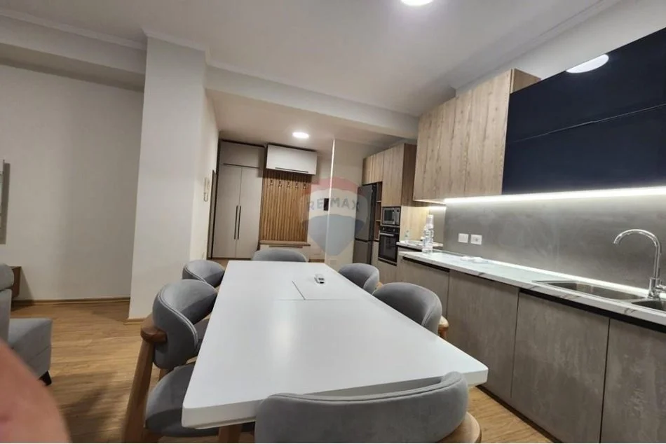 Tirane, jepet me qera apartament 2+1 Kati 5, 135 m² 800 € (Zogu i Zi,)