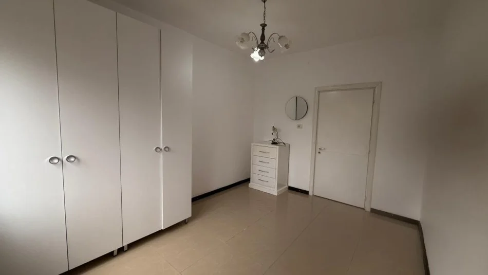 Tirane, jepet me qera apartament 1+1+Ballkon Kati 4, 80 m² 500 € (Rruga e Kavajes)