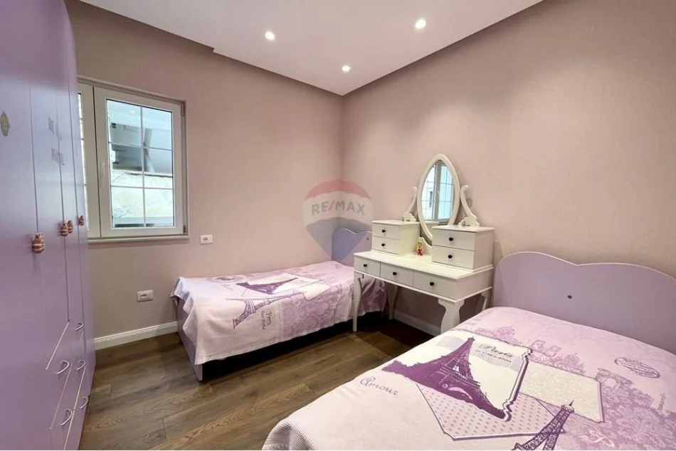 Tirane, jepet me qera apartament 2+1+Ballkon Kati 1, 120 m² 1.000 € (Rruga e Durresit)